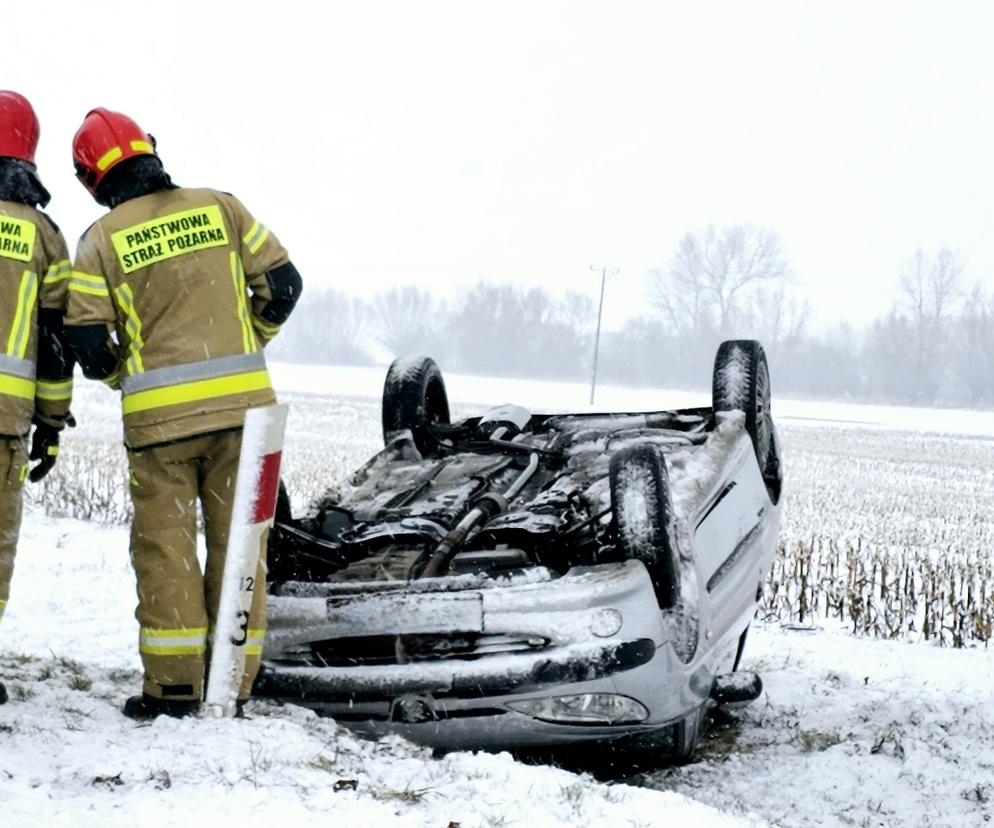 Groźny wypadek w Rzewnowie. Dachowało auto 