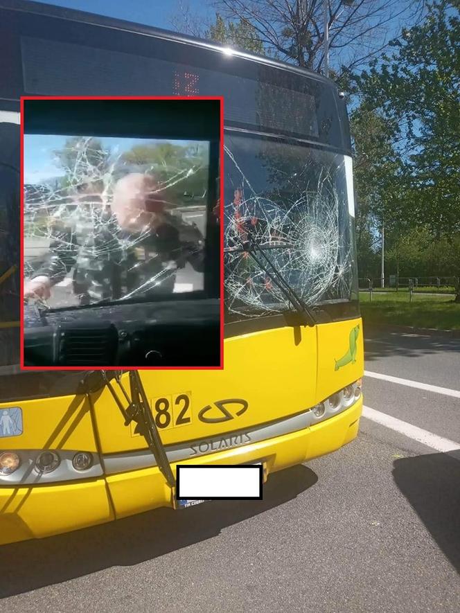 Mężczyzna uderzał głową w szybę autobusu