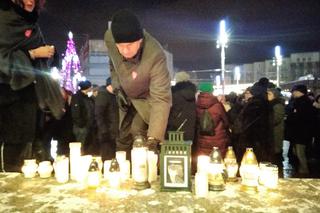 Katowiczanie solidarni z Gdańskiem. Milczący protest przeciwko przemocy przed Teatrem Śląskim [ZDJĘCIA, AUDIO]