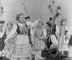 Uśmiechnięci Polacy, stroje ludowe, tańce i huczne pożegnanie lata. Tak obchodzono dożynki kilkadziesiąt lat temu