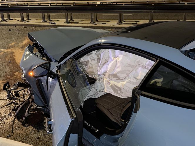 Sportowy mercedes warty 1,5 miliona roztrzaskany na moście Świętokrzyskim