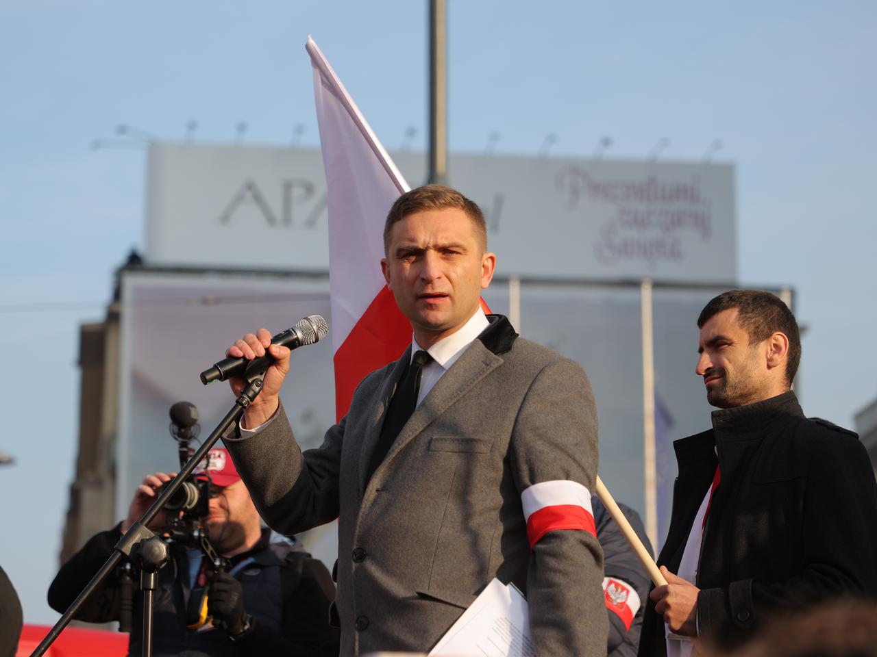 Bąkiewicz zarabia 3000 zł i nie chce więcej. „Bo nie chcę płacić Katarzynie Augustynek”