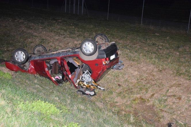 GROŹNE dachowanie na autostradzie A4! Nastolatka przetransportowana do szpitala