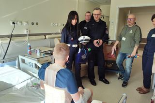 Kolorowe czapki i odblaski, aby byli bezpieczni. Akcja Widoczny na drodze w Uniwersyteckim Szpitalu Dziecięcym 