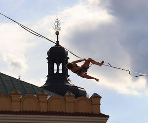 Spacerują po linach nad głowami przechodniów. Trwa Urban Highline Festival