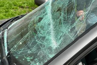 Poranna awantura na Mokotowie. W aucie znaleziono broń i nóż. Zatrzymano dwie osoby