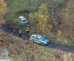 Policyjny pościg zakończony na drzewie! Radiowóz rozbity, policjant w szpitalu – co się stało w Pęcicach?