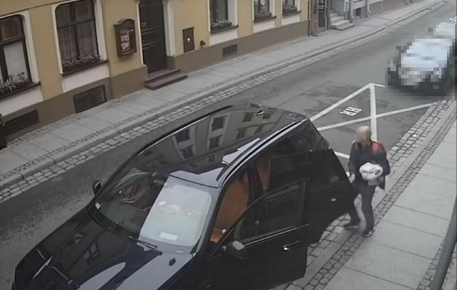Znalazł otwarty samochód na toruńskiej starówce i okradł właściciela! Szuka go policja