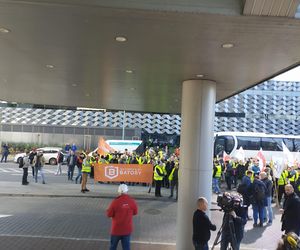 Protest hutników pod Węglokoksem w Katowicach. Co innego nam mówią, a co innego robią