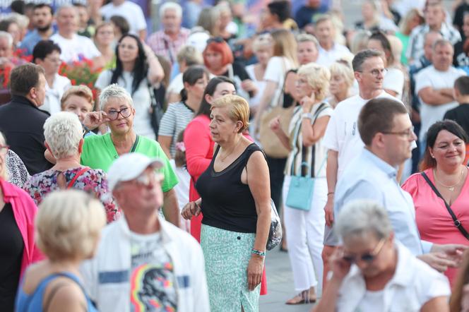 Potańcówka przed teatrem w Katowicach