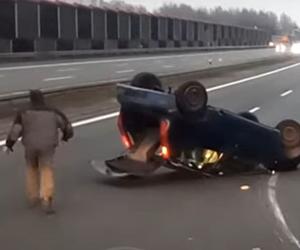 Groźne zdarzenie na autostradzie A4. Samochód zahaczył o audi i dachował 