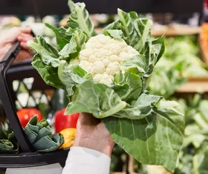 Oberwał liście z kalafiora i je zważył. Cena go zszokowała: Biedronkowe oszczędności