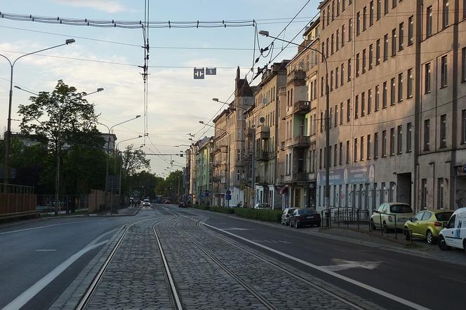 Spór nad remontem ul. Pomorskiej- nowy asfalt czy stara kostka?