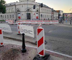 Na ul. Armii Krajowej powstaje już nowa nawierzchnia. Jej skrzyżowanie z ulicami Wojskową i Piłsudskiego zostanie zamknięte na kilka dni.