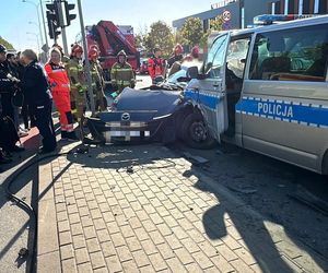 Potworny wypadek w Warszawie. Roztrzaskane trzy samochody, w tym jeden radiowóz. Policjanci trafili do szpitala