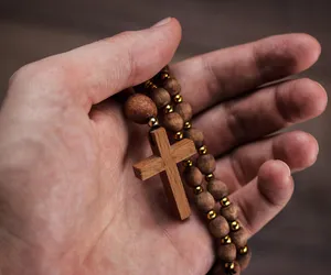 Różańce w rękach, modlitwa wykrzykiwana na ulicach