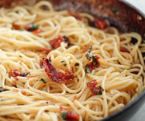 Spaghetti z suszonymi pomidorami i tuńczykiem 