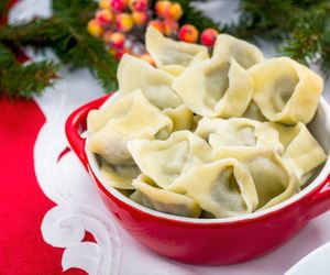 Uszka ze śledziem: przepis na tradycyjne polskie danie na Wigilię