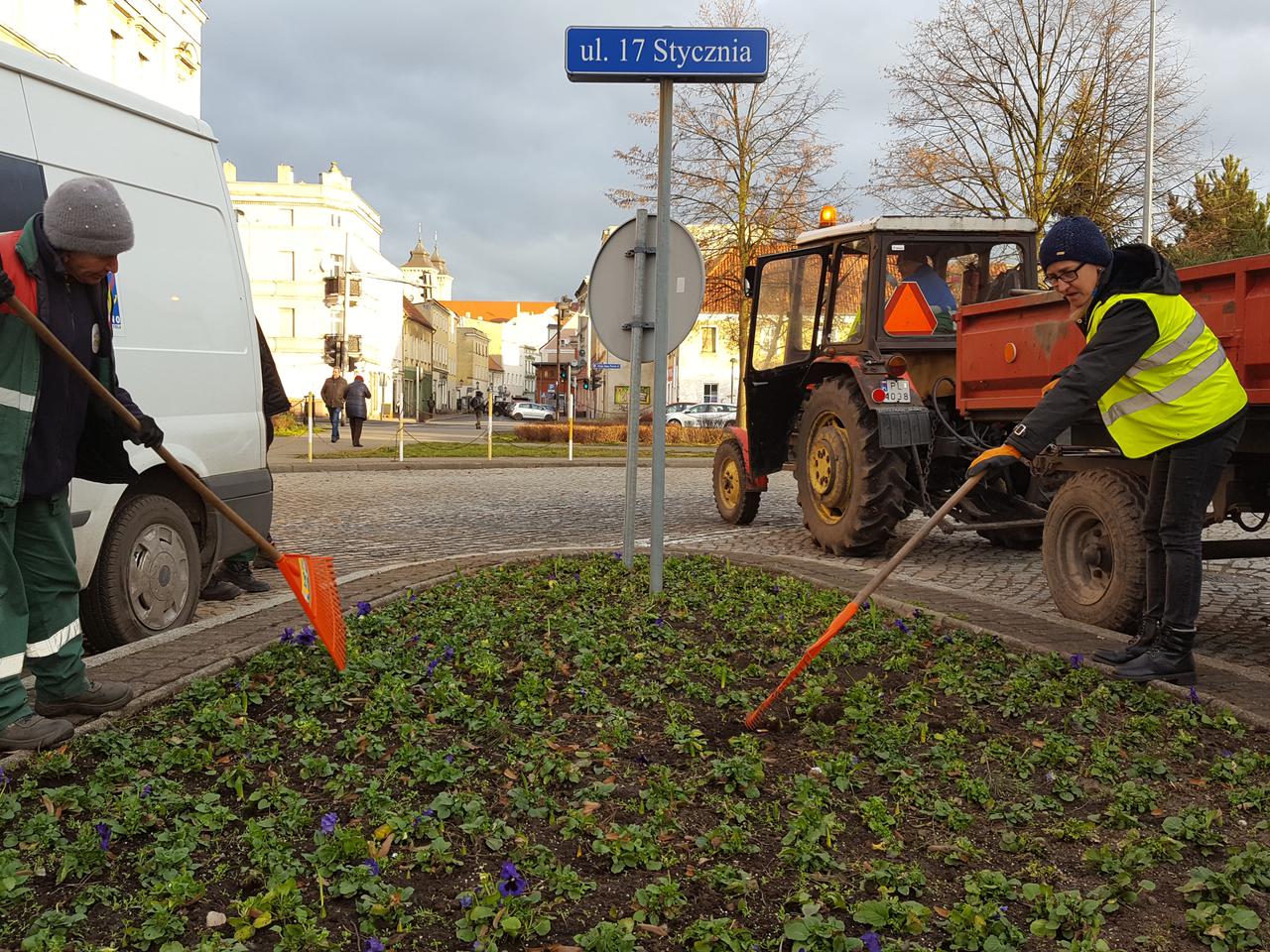 Za nieco ponad miesiąc wiosna! Na skwerach w Lesznie zaczęły się już pozimowe porządki