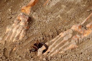 W Pniu pod Bydgsozczą znaleziono nietypowy grób niemowlęcia z XVII w. Ktoś włoźył tam ozdobę w kształcie kwiatka