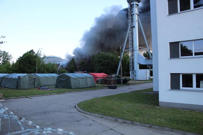 Pożar lokomotywowni w Grudziądzu. Słup dymu widać z daleka [ZDJĘCIA]