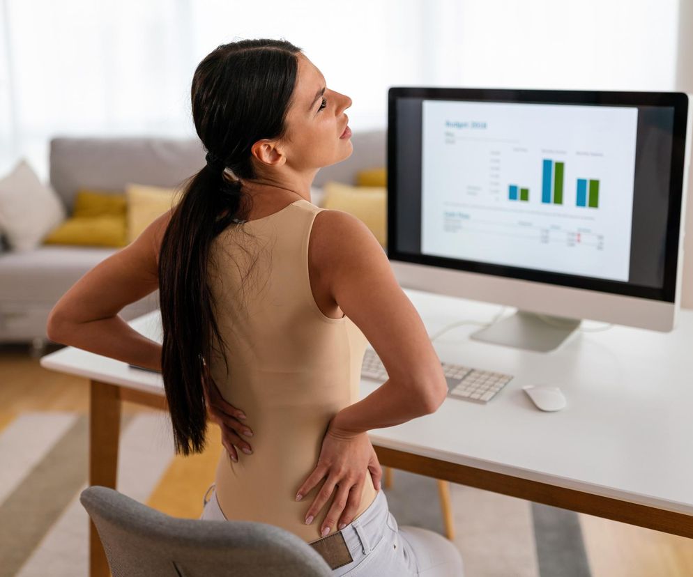 Masz pracę przy biurku? Eksperci polecają zrobić sobie 15-minutową przerwę ćwiczeniową