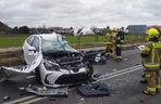 Tragiczny wypadek pod Lesznem. Przód osobówki został kompletnie zmiażdżony. Strażacy wycinali z wraku poszkodowaną