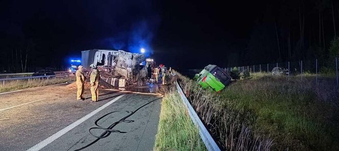 Dramat na S7. Autobus zderzył się z samochodem ciężarowym. Dziecko wśród poszkodowanych