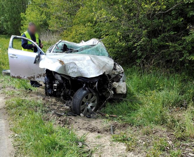 Osobowe BMW dachowało pod Mińskiem Mazowieckim. Kierowca był pijany, pasażer zginął na miejscu
