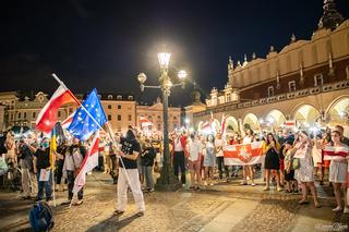 Manifestacja Białorusinów na rynku w Krakowie. Precz z Łukaszenką!