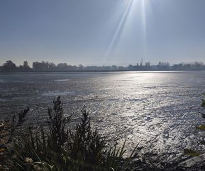 Zaginięcie Karoliny Wróbel. Wypompowano wodę ze zbiornika, a służby przeczesują dno