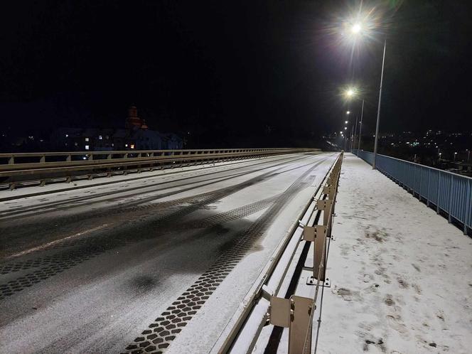 Starachowice. Zderzenie kilku samochodów na wiadukcie