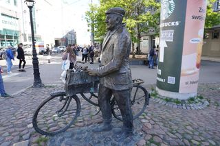 Pomnik Starego Marycha na ulicy Półwiejskiej 