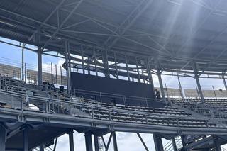 Montaż telebimów na stadionie żużlowym w Gorzowie