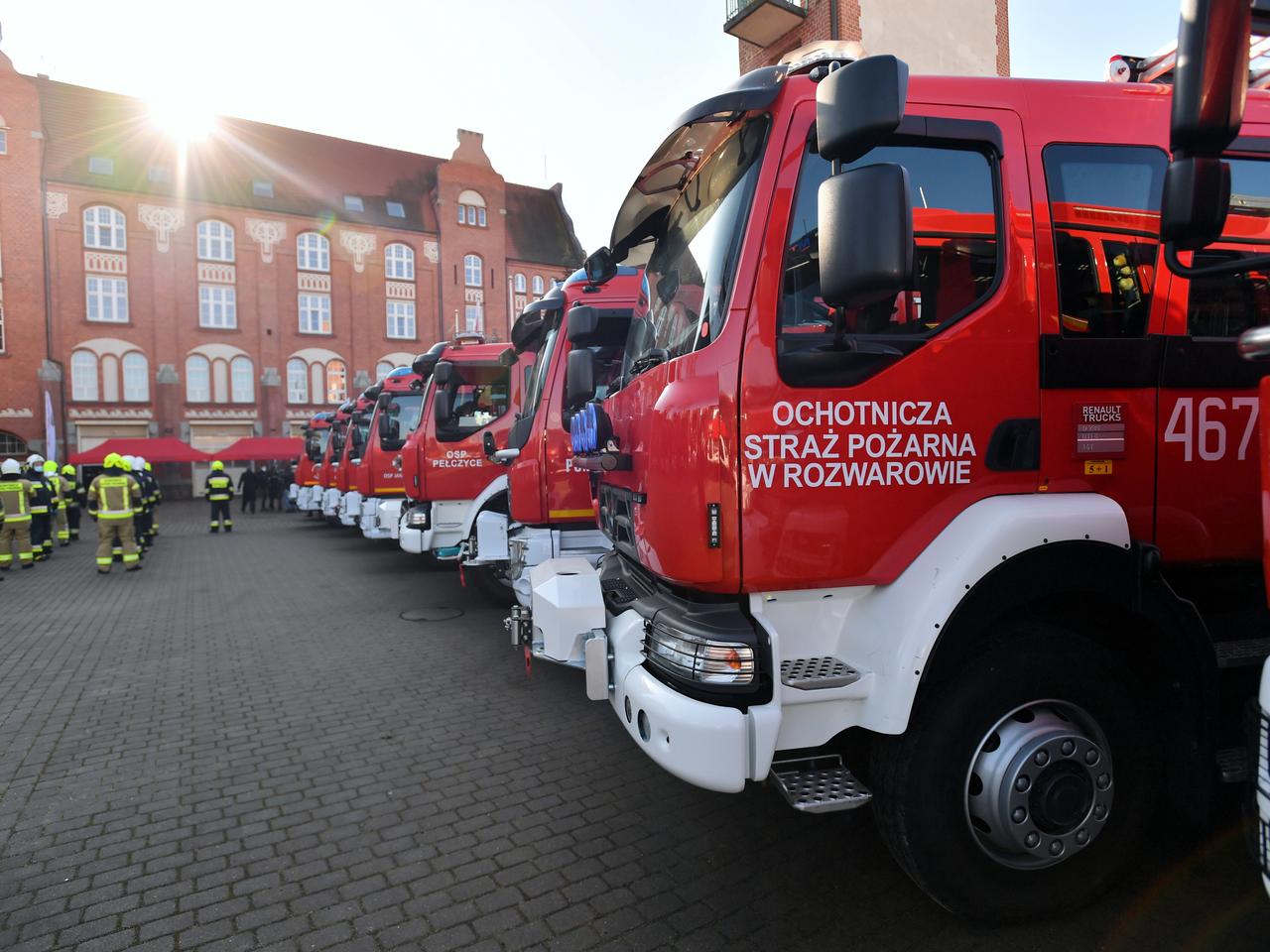 Strażacy ochotnicy z Pomorza Zachodniego mają nowe samochody. Ten dzień jest wyjątkowy