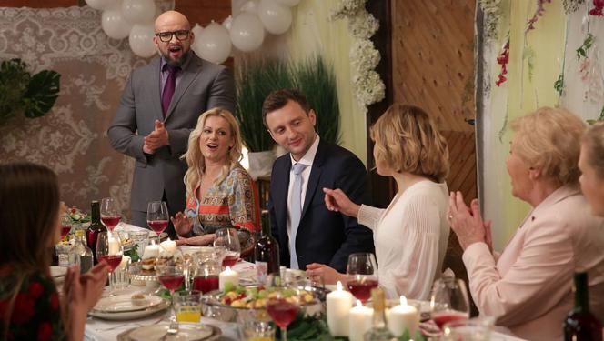 M jak miłość odcinek 1451. Ula (Iga Krefft), Bartek (Arkadiusz Smoleński), Andrzejek (Tomasz Oświeciński), Marzenka (Olga Szomańska), Barbara (Teresa Lipowska)
