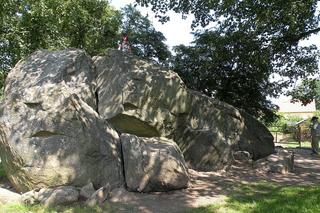   To największy głaz narzutowy na Warmii i Mazurach. Krążą o nim niezwykłe legendy [ZDJĘCIA]