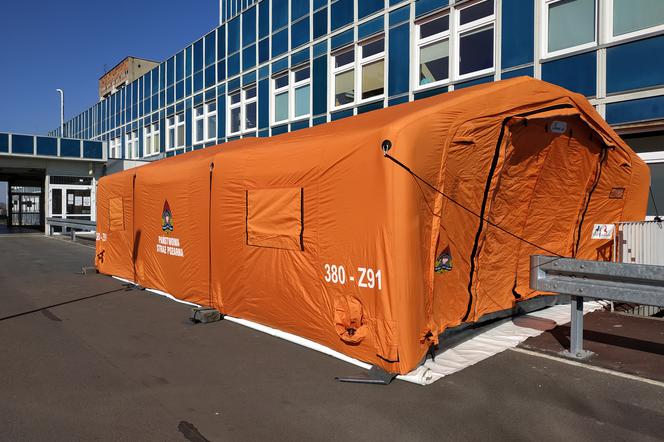 Pomarańczowy namiot stanął przed SOR - em.