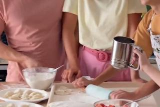 Barwy szczęścia nowy sezon na planie. Hubert (Marek Molak), Asia (Anna Gzyra-Augustynowicz), Emil (Artem Malaszczuk)