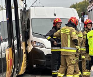 Tramwaj uderzył w busa na Annopolu. Poważny wypadek, motorniczy ranny