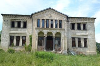 To najpiękniejszy taki dwór w Małopolsce. Kiedyś zamieniono go w ośrodek zdrowia