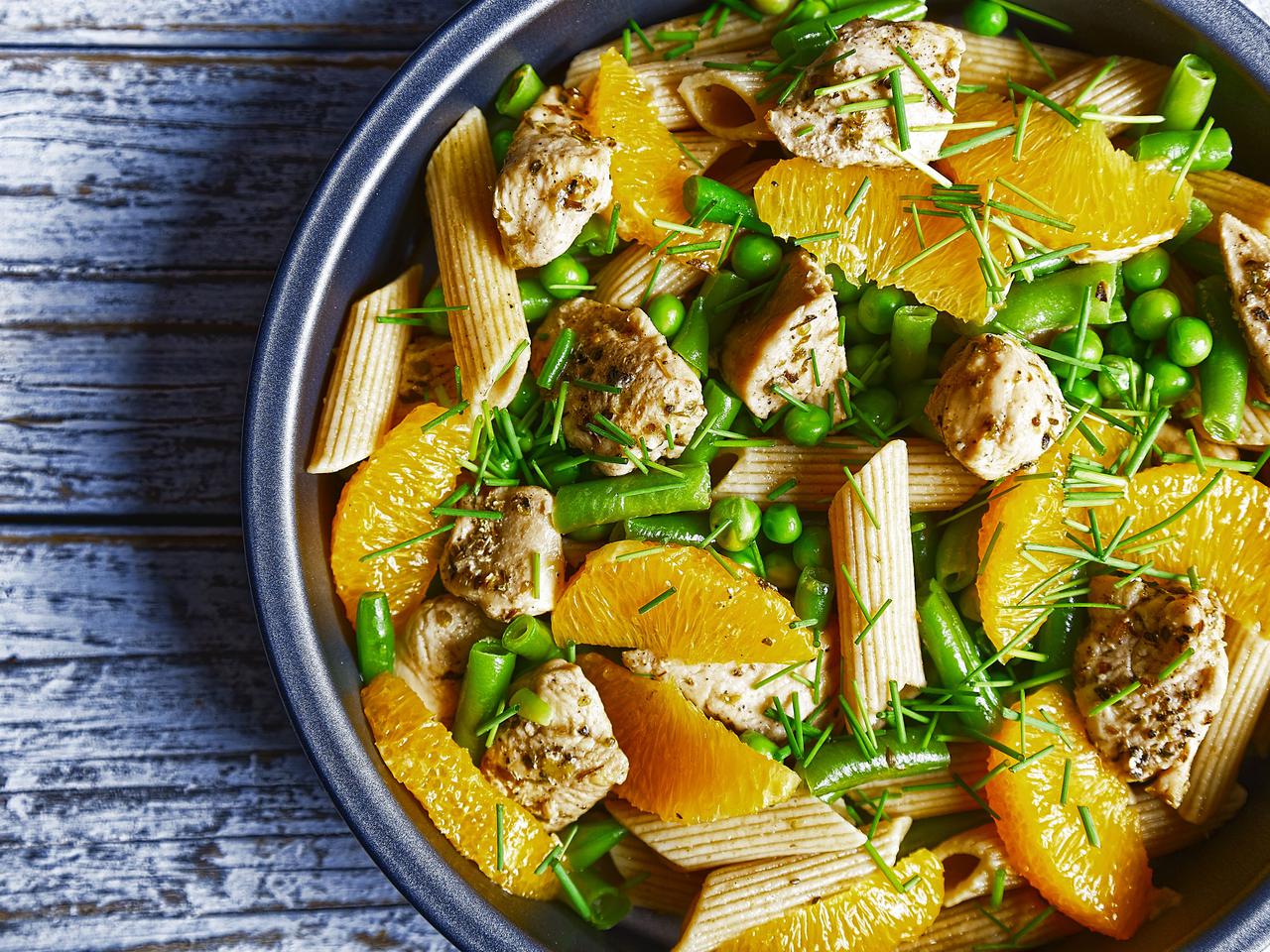 Sałatka z makaronu pełnoziarnistego z kurczakiem i pomarańczą