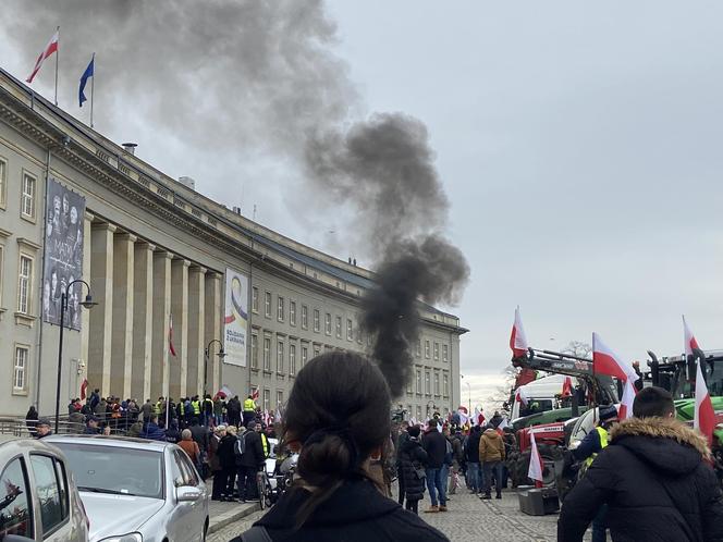 Protest rolników we Wrocławiu. Strajk wymyka się spod kontroli. Urząd Wojewódzki obrzucany jajkami