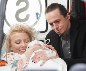 Na Wspólnej, odcinek 3486: Poród Beaty w karetce! Urodzi syna Emila zanim dojedzie do szpitala - ZDJĘCIA