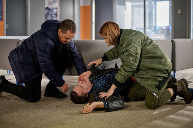 Na Wspólnej odc. 3984. Iga (Lidia Sadowa), Michał (Robert Kudelski), Sławek (Mariusz Słupiński)