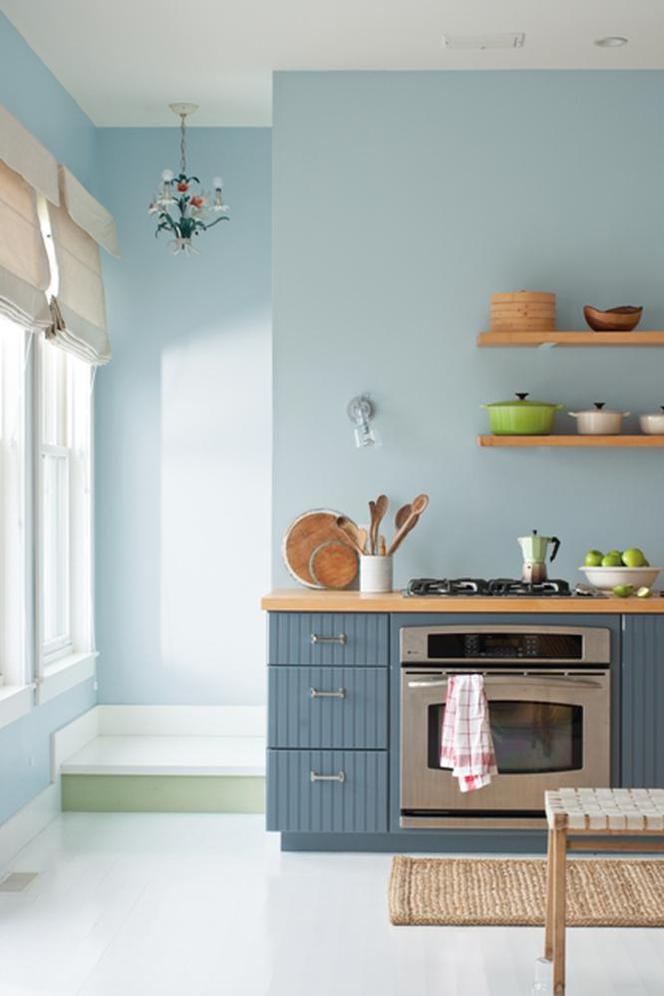 Jasnoniebieski kolor ścian w aranżacji kuchni