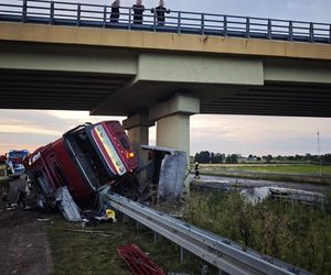  Wypadek na A2 pod Zgierzem. Kierujący tirem uderzył w wiadukt