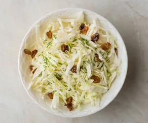 Najlepsza surówka z kiszonej kapusty. Już nie będziesz chciał robić jej inaczej