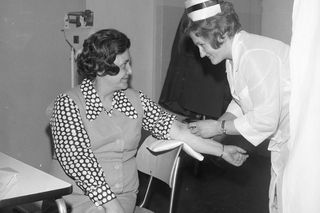 Quiz PRL: Katar, kaszel, ból głowy. Jak leczono się w PRL-u? Rozwiąż quiz i przenieś się w czasie