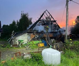 Ogromny pożar w Zakopanem! Płomienie objęły budynki gospodarcze. Na miejscu 10 zastępów straży pożarnej [ZDJĘCIA]